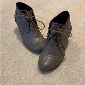 Toms silver wedges